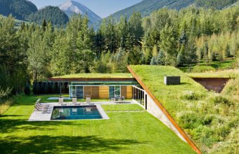 O casa acoperita cu pamant si vegetatie pentru un plus de eficienta