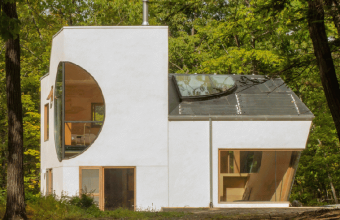 Arhitectul Steven Hall sculpteaza decupaje geometrice pentru casa unor artisti 